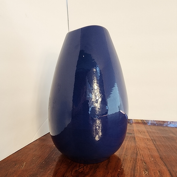 Stunning Blue Vase with White Daisy Flowers - Picture 5 of 5